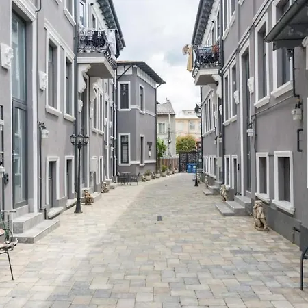 Charming Courtyard With Vintage Character * 布加勒斯特